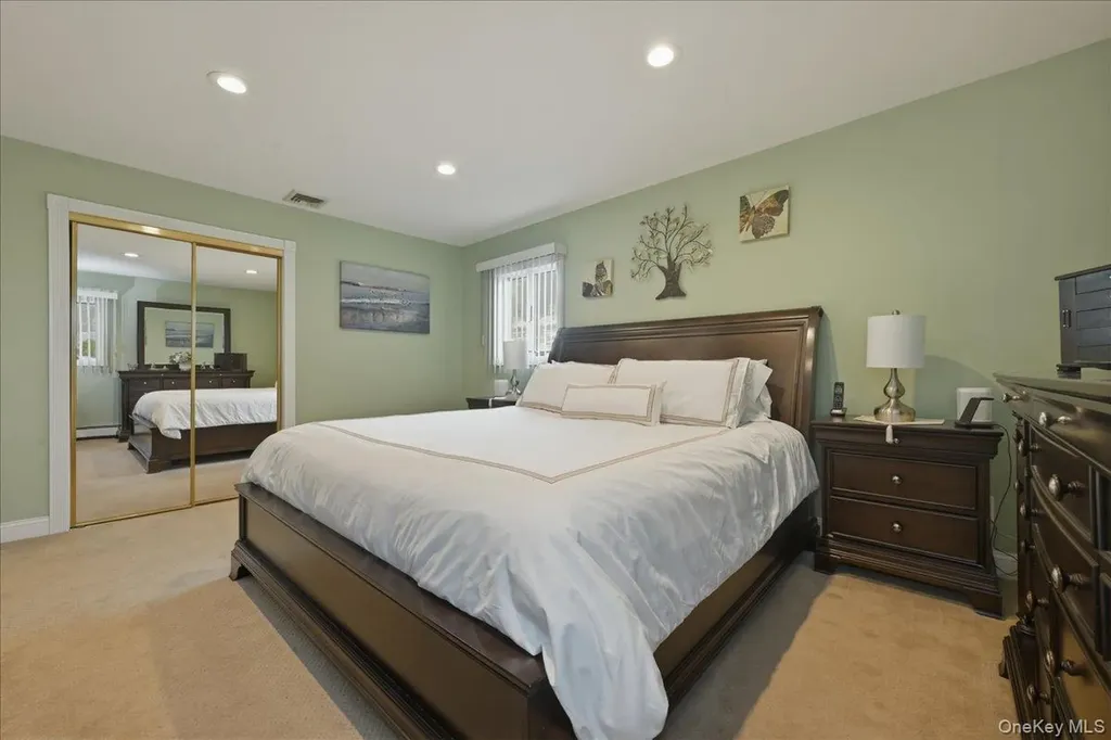 19 Keswick Lane Plainview NY 11803
