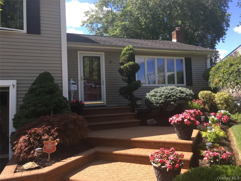 19 Keswick Lane Plainview NY 11803