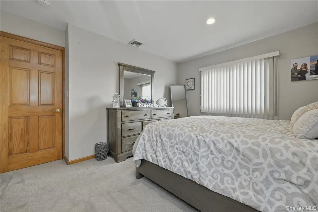 19 Keswick Lane Plainview NY 11803