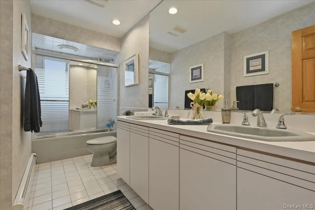 19 Keswick Lane Plainview NY 11803