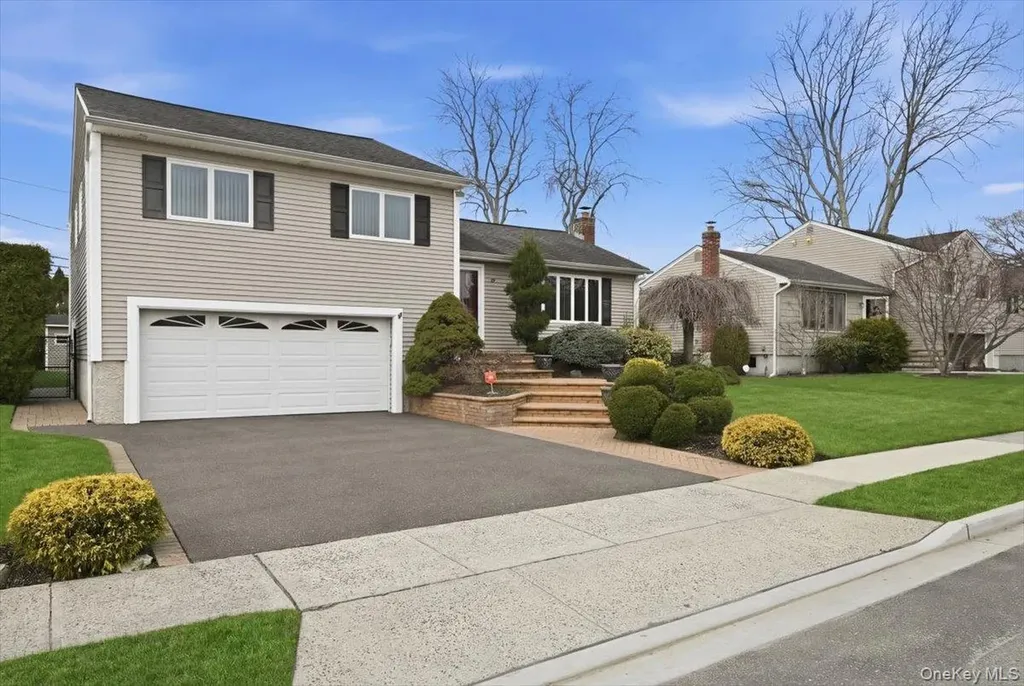 19 Keswick Lane Plainview NY 11803