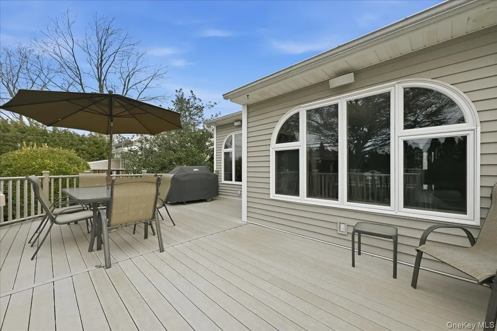 19 Keswick Lane Plainview NY 11803