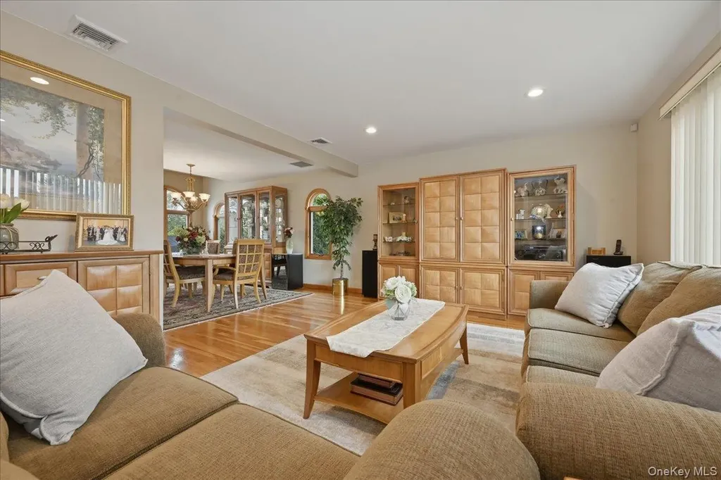 19 Keswick Lane Plainview NY 11803