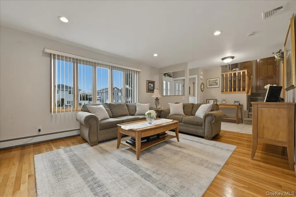 19 Keswick Lane Plainview NY 11803