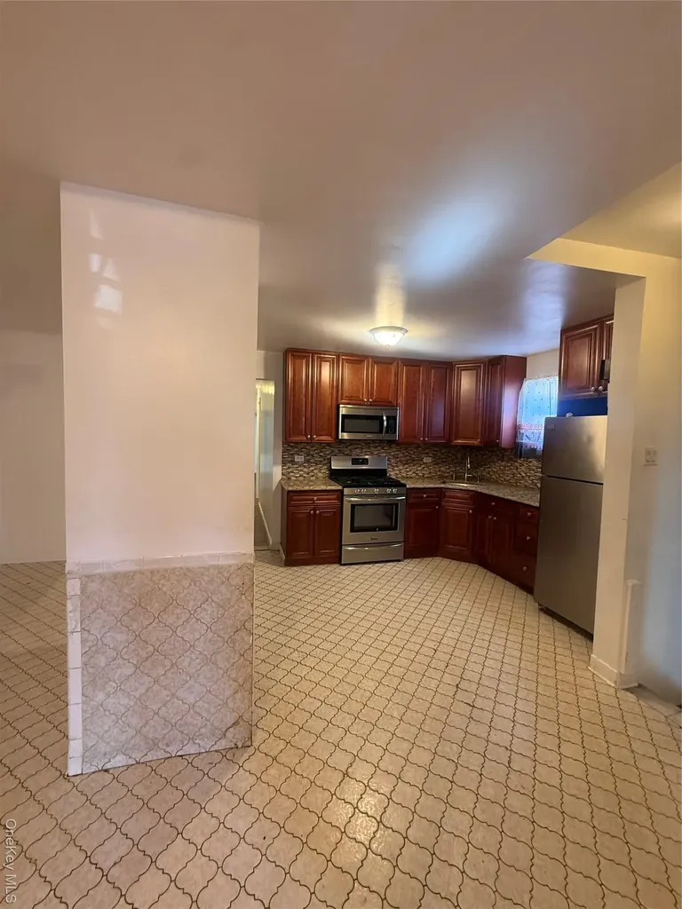 849 E 221st Street Bronx NY 10467