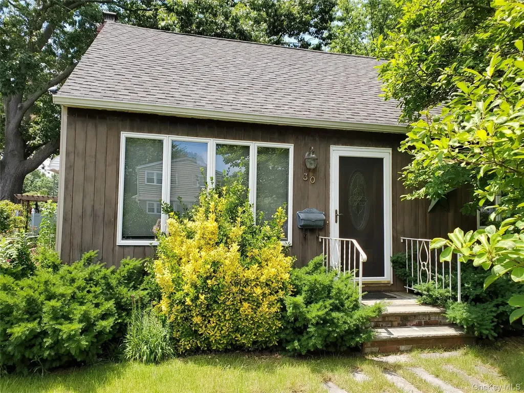 30 Jervis Avenue Copiague NY 11726