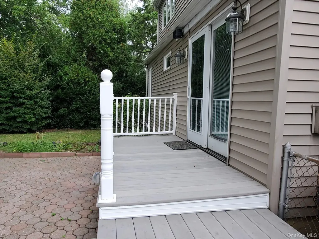 30 Jervis Avenue Copiague NY 11726