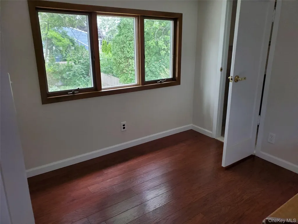 30 Jervis Avenue Copiague NY 11726