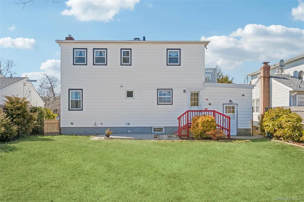 310 S 16th Street Lindenhurst NY 11757