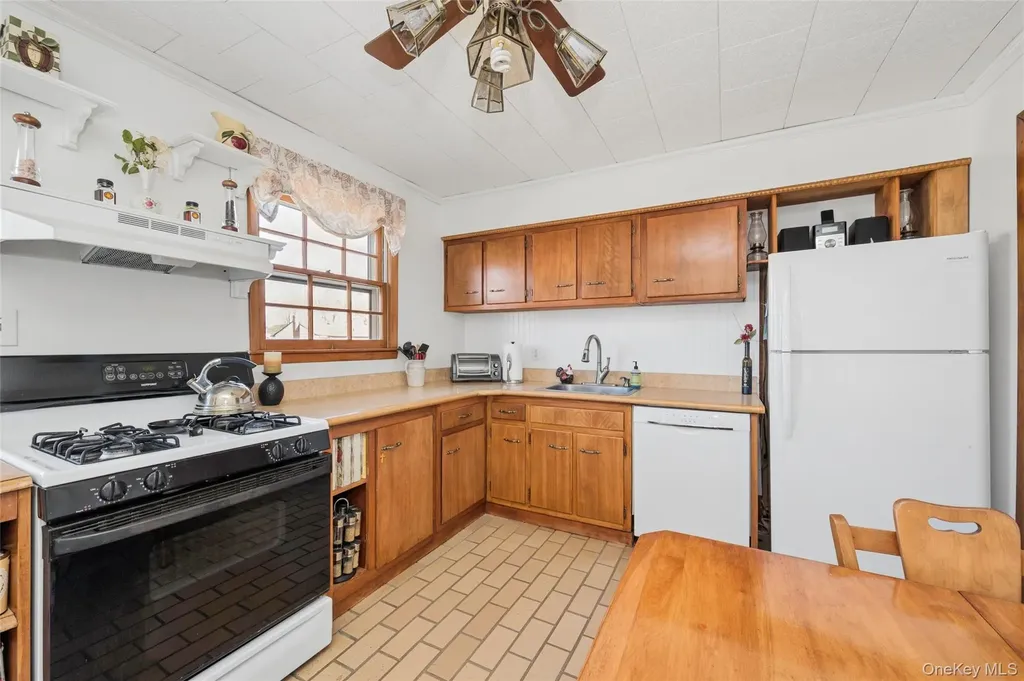 310 S 16th Street Lindenhurst NY 11757