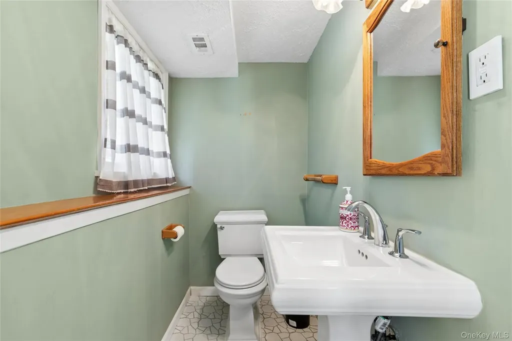 14 Wenmore Road Commack NY 11725