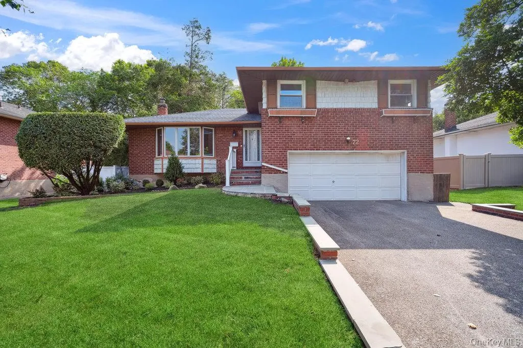 72 Winthrop Road Plainview NY 11803