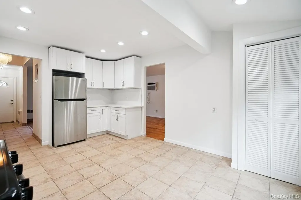 72 Winthrop Road Plainview NY 11803