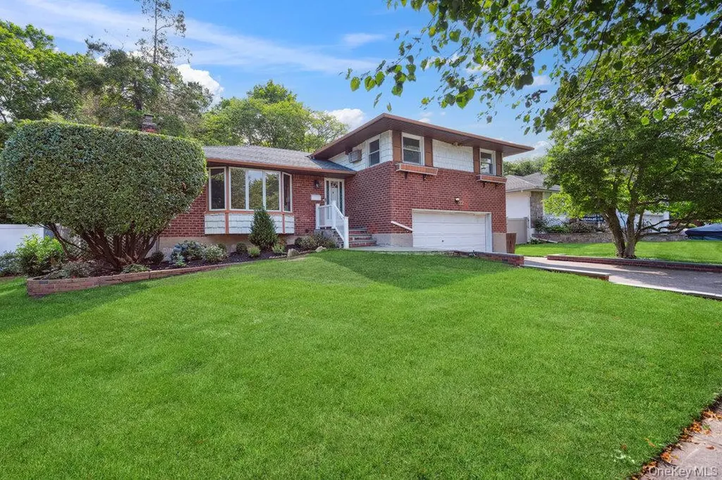 72 Winthrop Road Plainview NY 11803