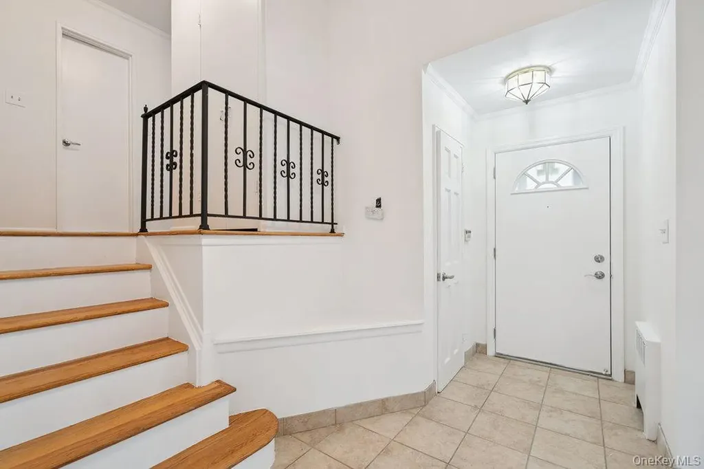 72 Winthrop Road Plainview NY 11803
