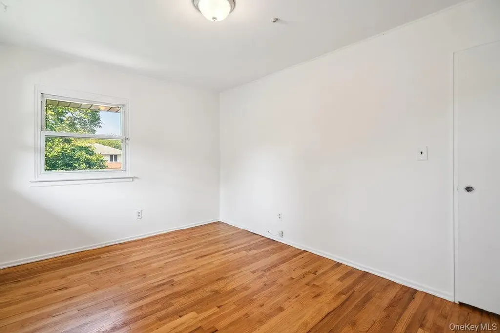 72 Winthrop Road Plainview NY 11803