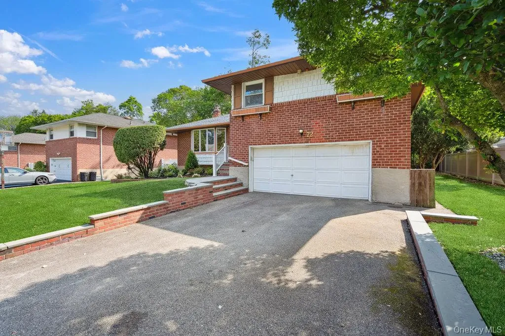 72 Winthrop Road Plainview NY 11803