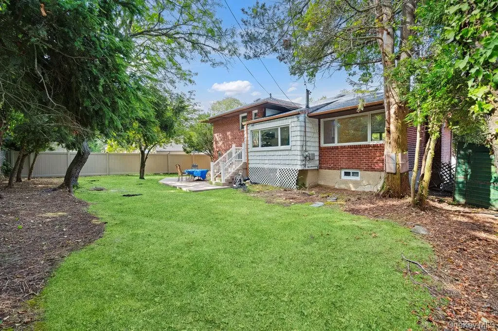 72 Winthrop Road Plainview NY 11803