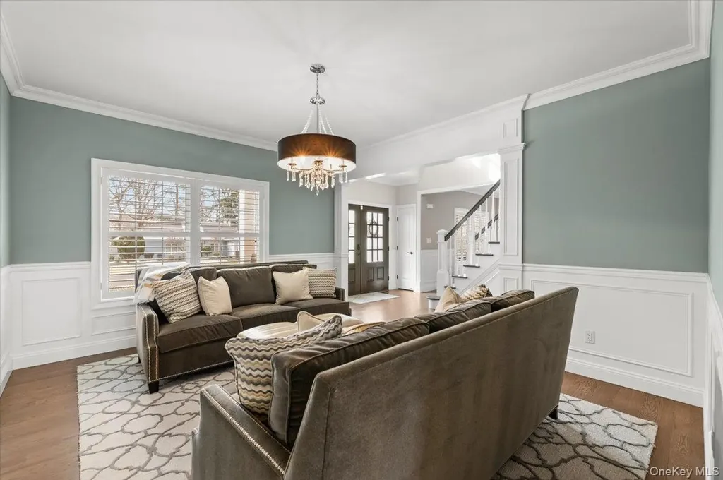 42 Meadowbrook Road Syosset NY 11791