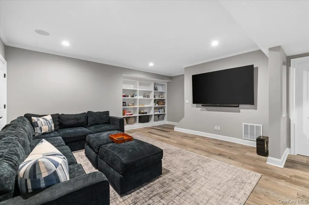 42 Meadowbrook Road Syosset NY 11791