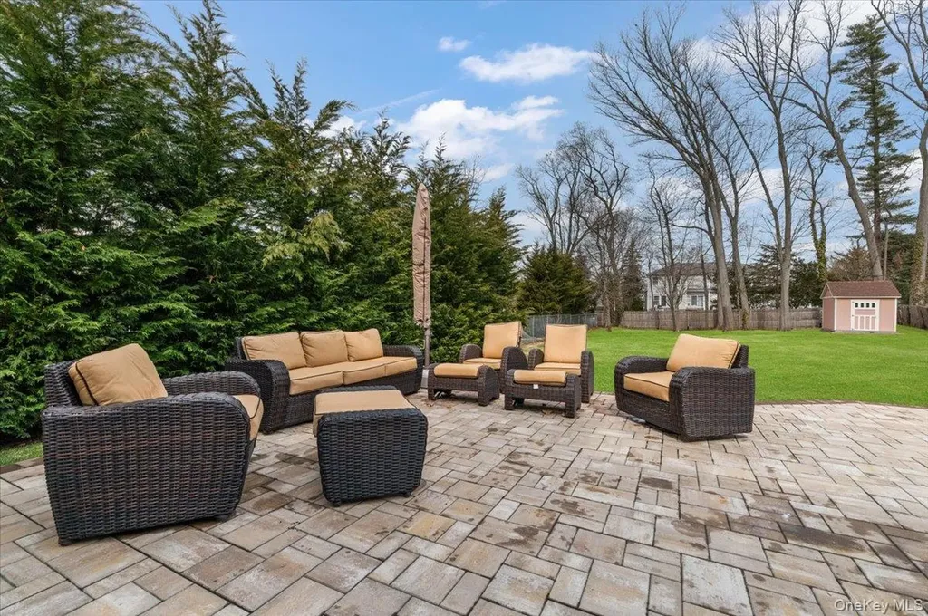 42 Meadowbrook Road Syosset NY 11791