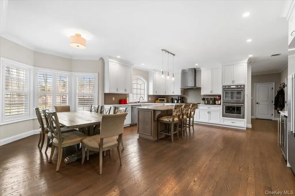 42 Meadowbrook Road Syosset NY 11791