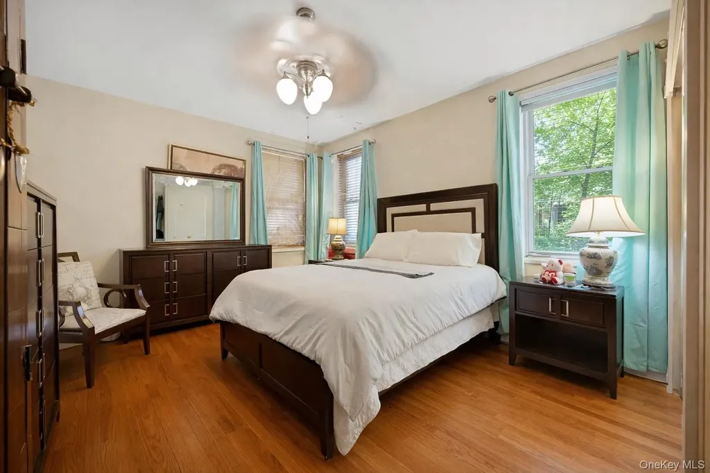2166 Bronx Park E Bronx NY 10462