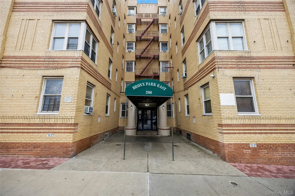 2166 Bronx Park E Bronx NY 10462
