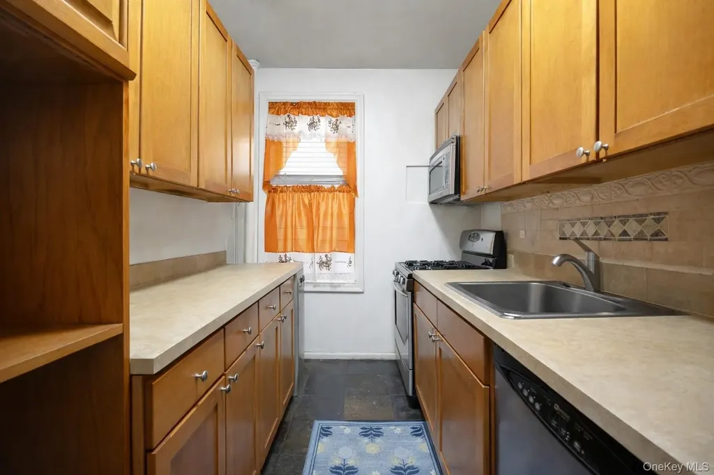 2166 Bronx Park E Bronx NY 10462