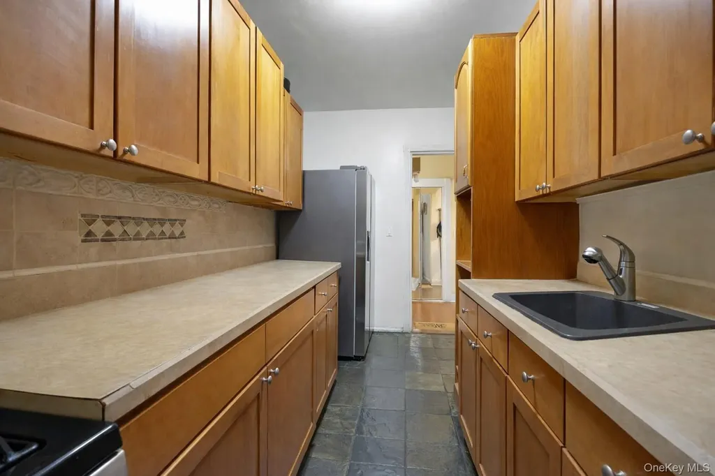 2166 Bronx Park E Bronx NY 10462