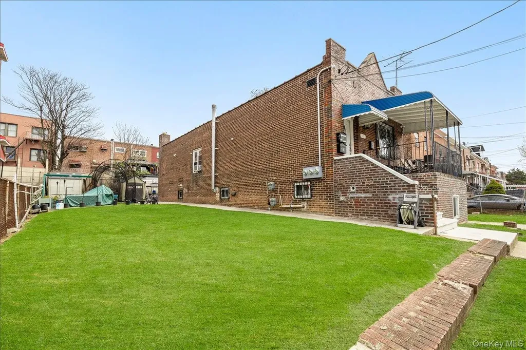 1021 E 213th Street Bronx NY 10469