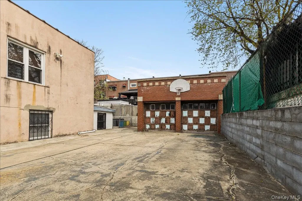 1021 E 213th Street Bronx NY 10469