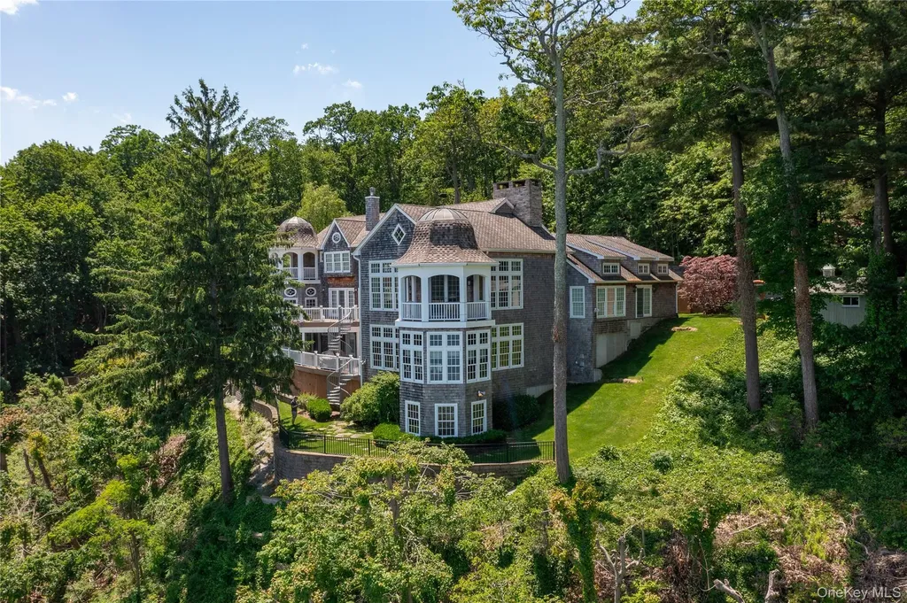 Laurel Hollow NY 11791