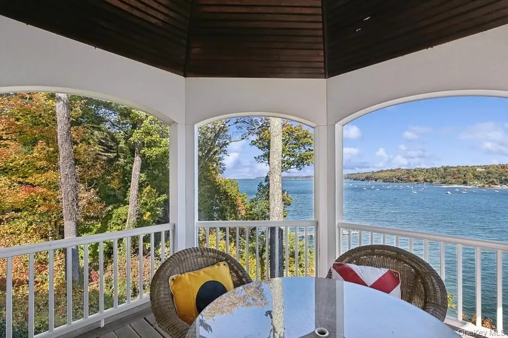 Laurel Hollow NY 11791