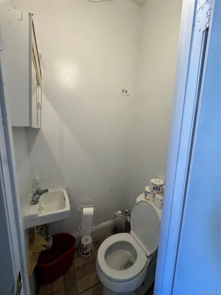 4131 Hampton Street Elmhurst NY 11373