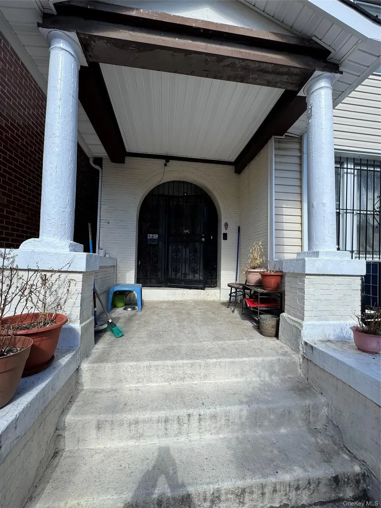 4131 Hampton Street Elmhurst NY 11373