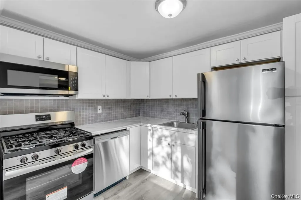 105 Newbrook Lane Bay Shore NY 11706