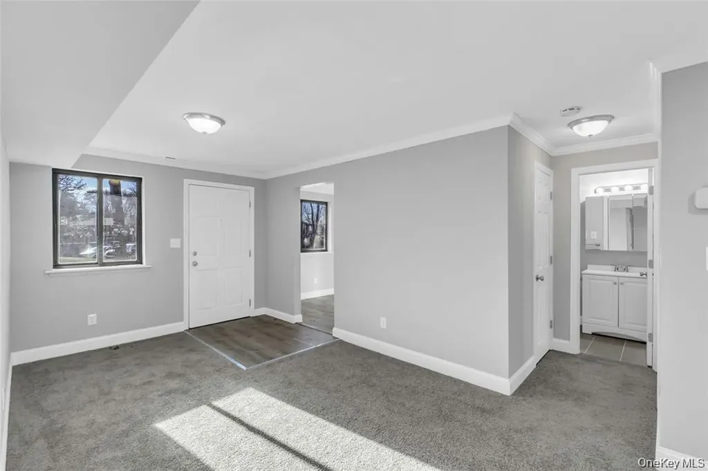 105 Newbrook Lane Bay Shore NY 11706