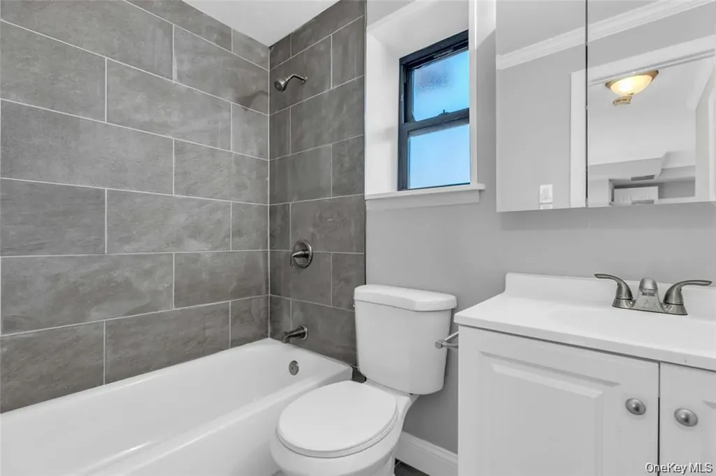 105 Newbrook Lane Bay Shore NY 11706