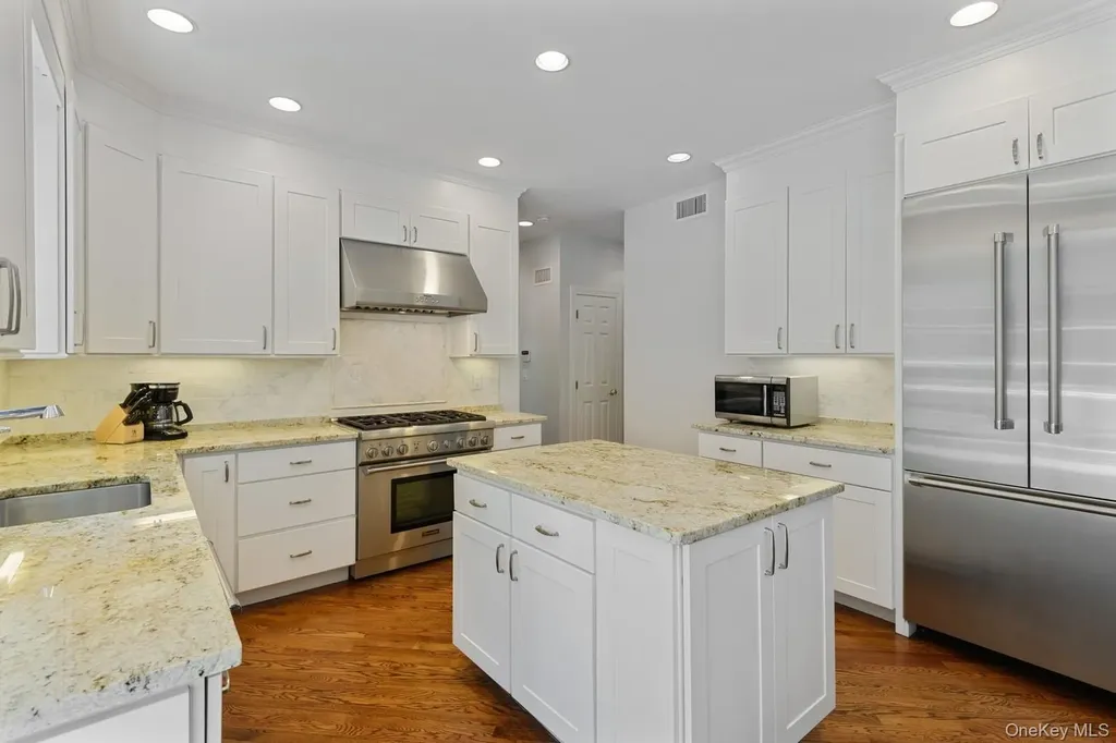 33 Walters Avenue Cold Spring Harbor NY 11724