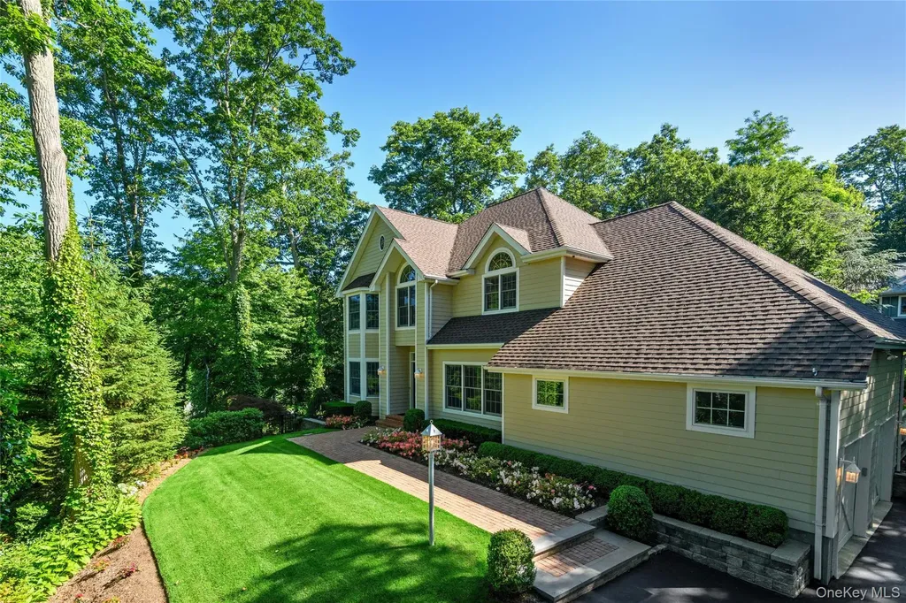 33 Walters Avenue Cold Spring Harbor NY 11724