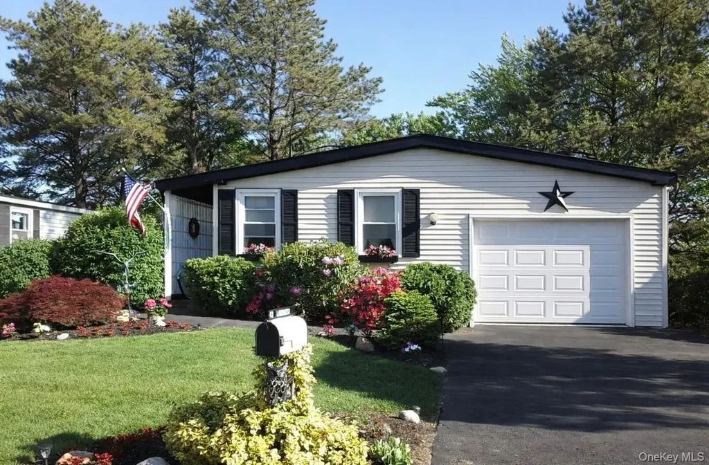 43 Village Circle S Manorville NY 11949