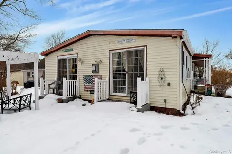 43 Village Circle S Manorville NY 11949