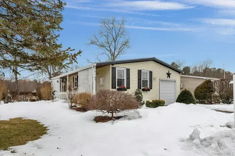 43 Village Circle S Manorville NY 11949