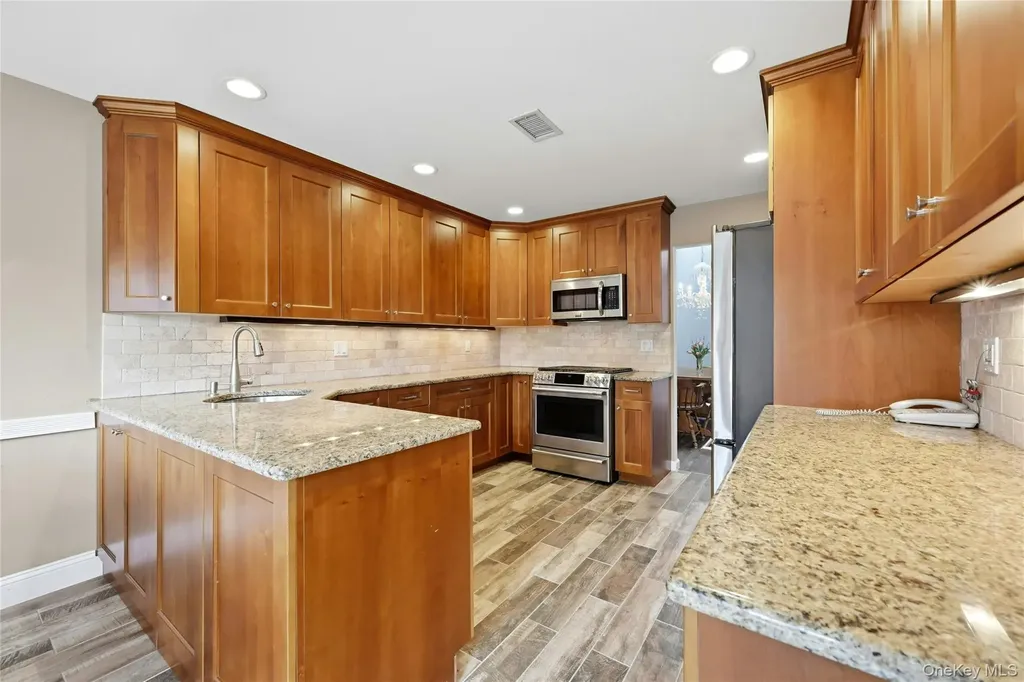 233 Glen Drive Ridge NY 11961