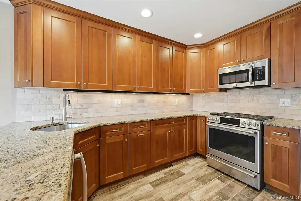 233 Glen Drive Ridge NY 11961