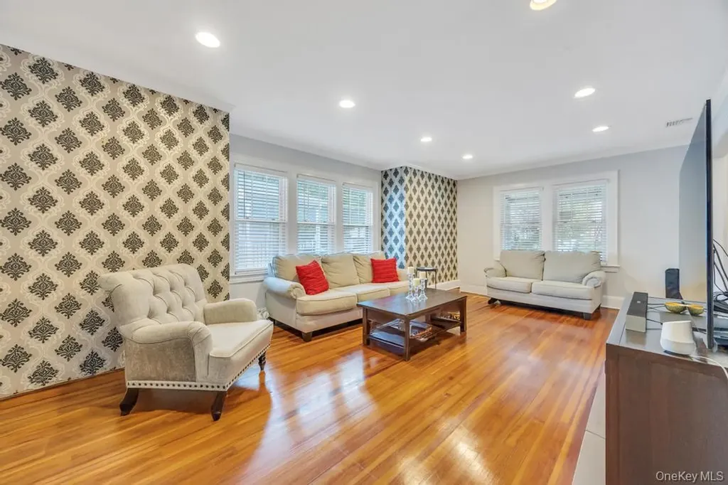 14 Lenox Avenue Lynbrook NY 11563