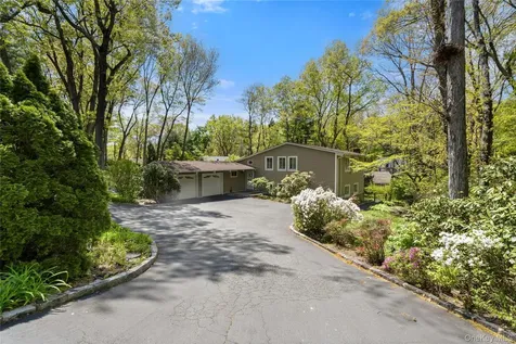 6 Split Oak Drive East Norwich NY 11732