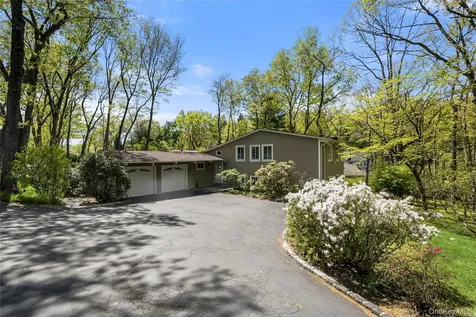 6 Split Oak Drive East Norwich NY 11732