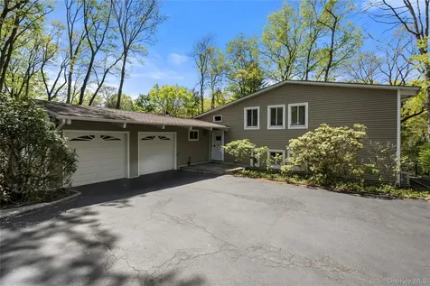 6 Split Oak Drive East Norwich NY 11732